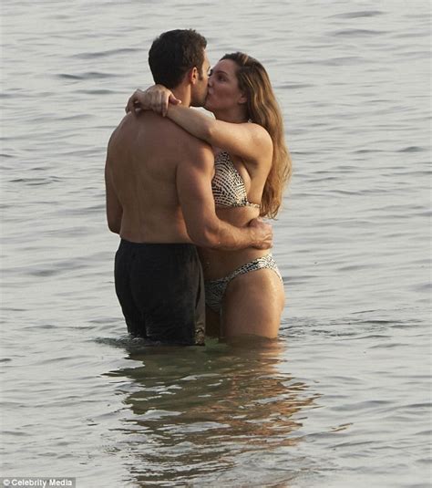 Kelly Brook Enjoys Very Steamy Pda Session With Beau