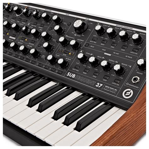 analoge synthesizer moog subsequent  gearmusic