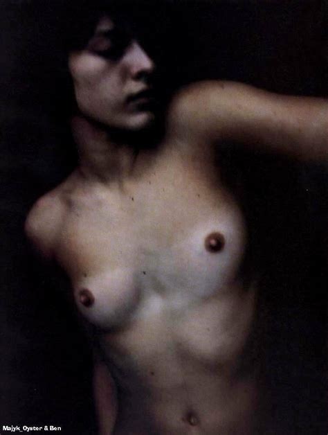 milla jovovich página 22 fotos desnuda descuido topless bikini pezón