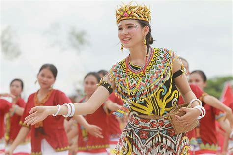 suku  indonesia  dikenal penghasil wanita wanita cantik
