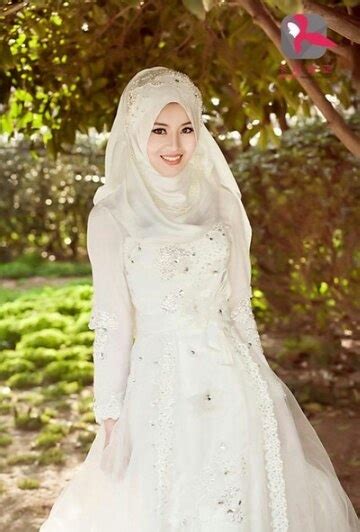 which color of dress do muslim women wear on their wedding
