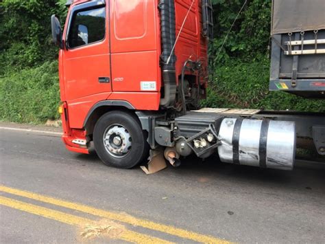 motociclista tem perna amputada em colisão com caminhão na br 282