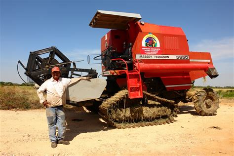 gambar traktor bidang tanah mesin mesin operator mesin penuai