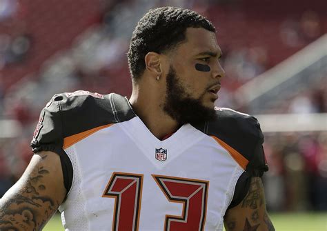 bucs mike evans kneels during anthem to protest donald trump s