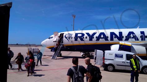aeropuerto barcelona ryanair deja en tierra  decenas de pasajeros en el prat por fallos en el