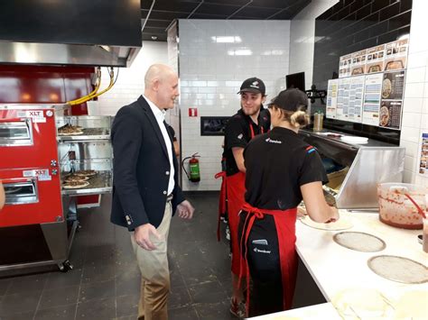 officiele opening dominos pizza  reigerhof met gratis pizzas gouwe ijssel nieuws