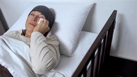 Pasien Wanita Menangis Di Tempat Tidur Rumah Sakit Menyeka Air Mata