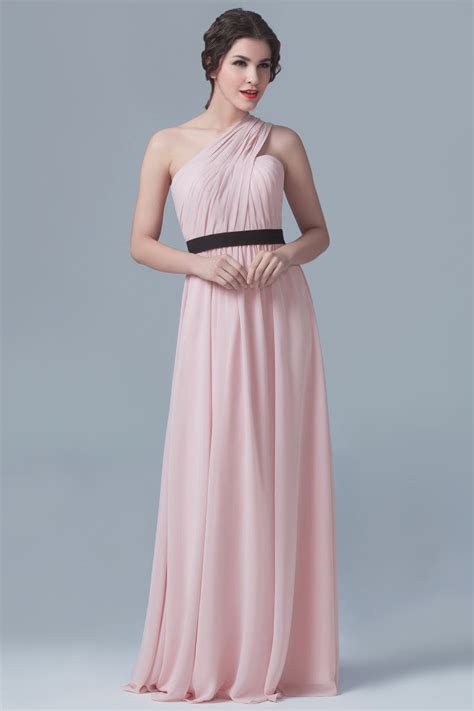 robe de ceremonie rose longue asymetrique plisse avec une ceinture noire robedesoireelonguefr