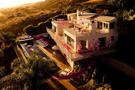 barbie se convierte en anfitriona de airbnb ya te puedes hospedar en su casa en malibu vogue