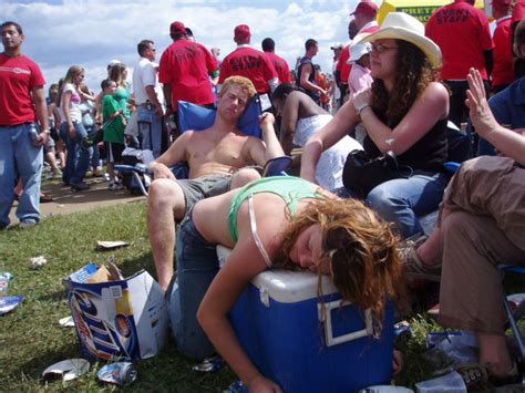 the drunken mayhem of the preakness infield 25 pics picture 19