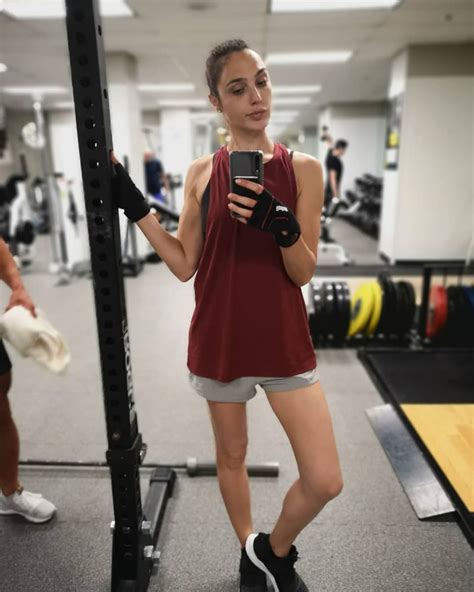 kumpulan foto work out dan gym gal gadot yang super seksi dzargon