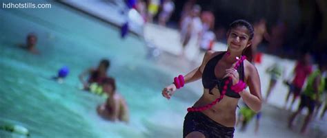 Nayanthara Hot Bikini Show Photos In Villu Indian