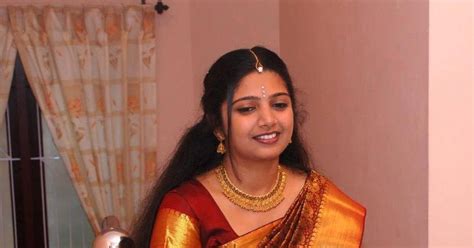homely indian girls beautiful south indian aunts wearing saree