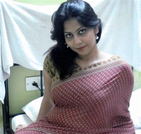 hot desi beautiful stunning aunty from delhi in saree photos hd latest tamil actress telugu