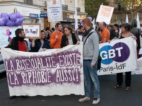 première marche pour la journée internationale de la bisexualité en