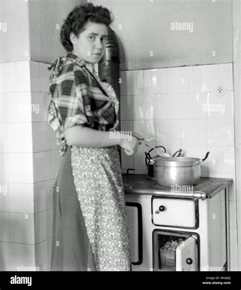 Europa Deutschland Hamburg Hausfrau Am Kohleherd Beim Kochen 1950er