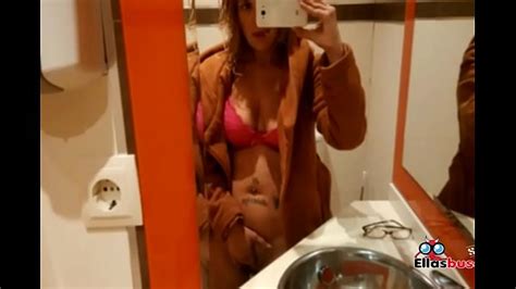 Rubia Cachonda En Baño Público Buscando Sexo