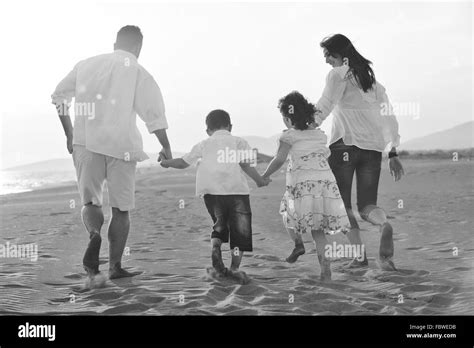 Madre E Hijo Caminando En La Playa Tropical Imágenes De Stock En Blanco