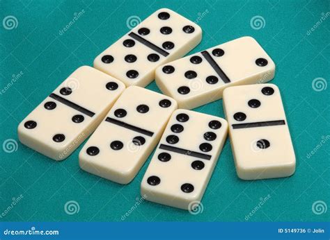 het spel van dominos stock foto image  spel tekenen