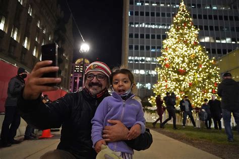 city  milwaukee welcomes holiday season   christmas tree lighting milwaukee independent