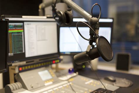 radio centro anuncia la programacion de  fm ahora como emisora hablada radionotas