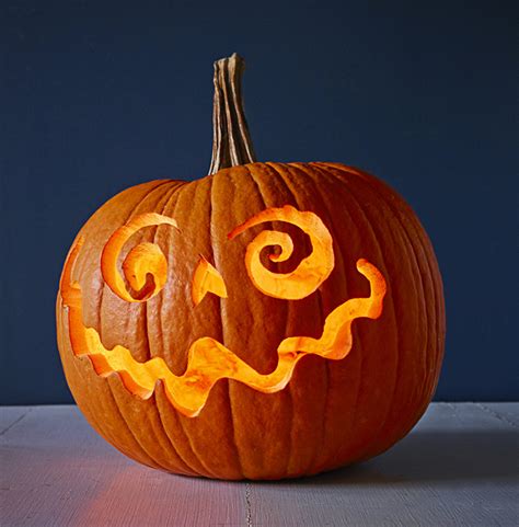 fun diy curved pumpkin crafts  halloween decor  inspire
