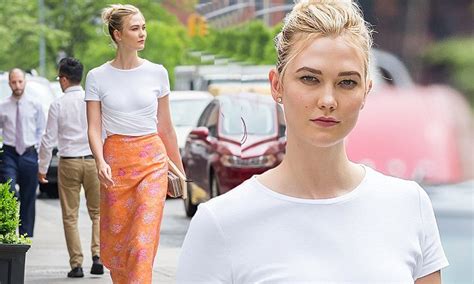 Karlie Kloss Looks Summer Chic As She Strolls Through Nyc Daily Mail