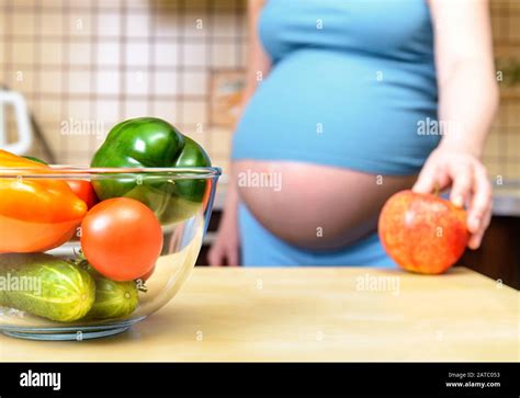 alimentation femme enceinte banque de photographies  dimages  haute resolution alamy
