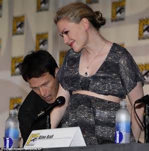comic con 2012 pregnant anna paquin shows some skin in a crop top and skirt as she joins