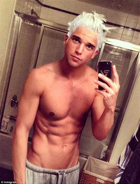 Paris Hilton S Man River Viiperi Posts Shirtless Selfie