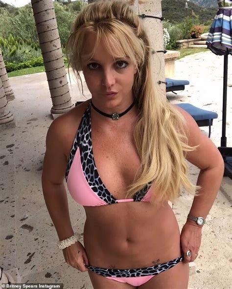 Britney Spears 38 Debuts Her New Bangs In Sultry Bikini