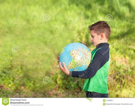 de knappe jongen houdt een bol leerling  het park bestuderen stock afbeelding image