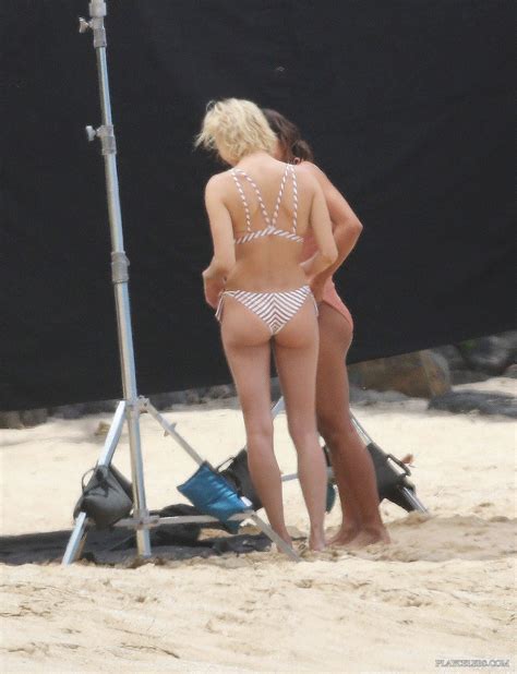 Hailey Baldwin Shows Off Her Gorgeous Butt On A Beach