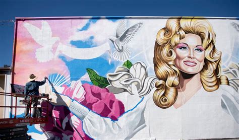 Dolly Parton Mural Hits A Positive Note In Costa Mesa Press Telegram