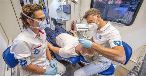tandartsen helpen zorgmijders die geen geld hebben om kies te laten trekken zwolle adnl
