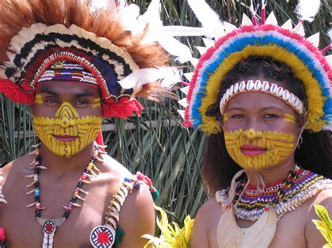 Living And Travel In Papua New Guinea Two Different Girls
