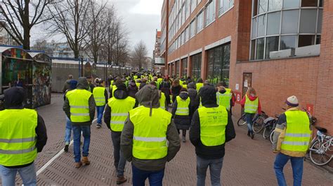 tientallen gele hesjes demonstreren bij de stopera