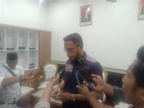 borut sekda   pertama  mendaftar  sekretariat dprd