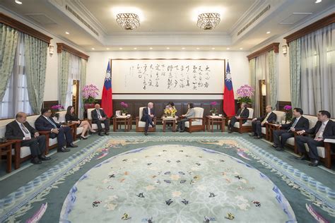 President Tsai Meets Yushan Forum Participants