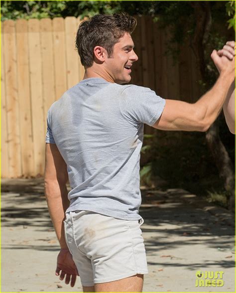zac efron shows off his abs in new neighbors 2 photos photo 3544108