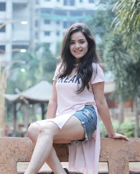 Bollywood Youtuber Simran Dhanwani Biography News Photos Videos