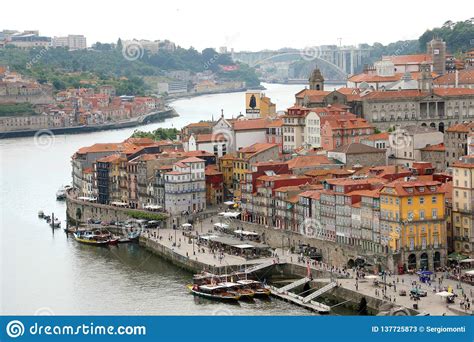 porto portugal juni   porto satellietbeeld met douro rivier redactionele stock foto