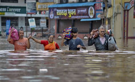 flood  situation worsens  karnataka  maharashtra  lakh