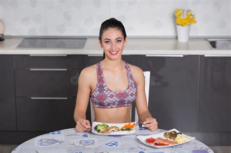 donna sexy nella cucina immagine stock immagine di colore 42453117