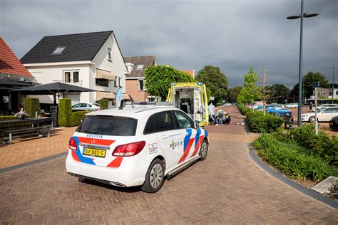 fietser gewond  lemelerveld nadat omleidingsbord op hoofd valt de ommenaar