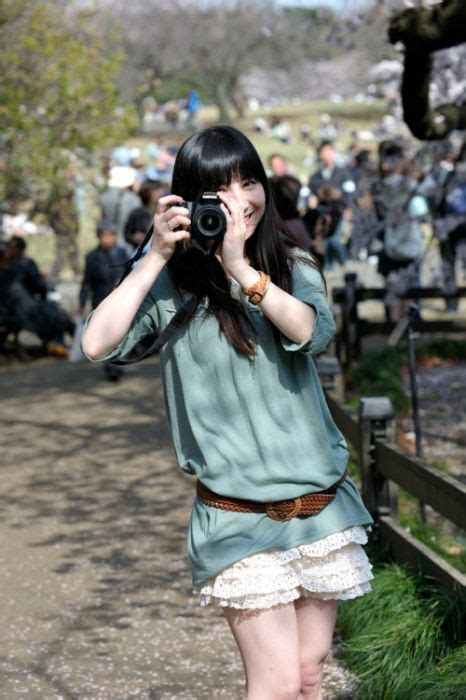 cute girls with cameras 26 pics