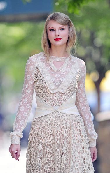Taylor Swift Amazing Beauty In Rodarte White Lace Dress