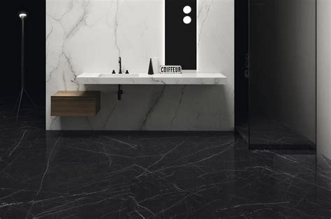 Pietra e legno per il bagno rustico. Nero marquinia Ultra marmi, pavimenti e rivestimenti effetto marmo nero