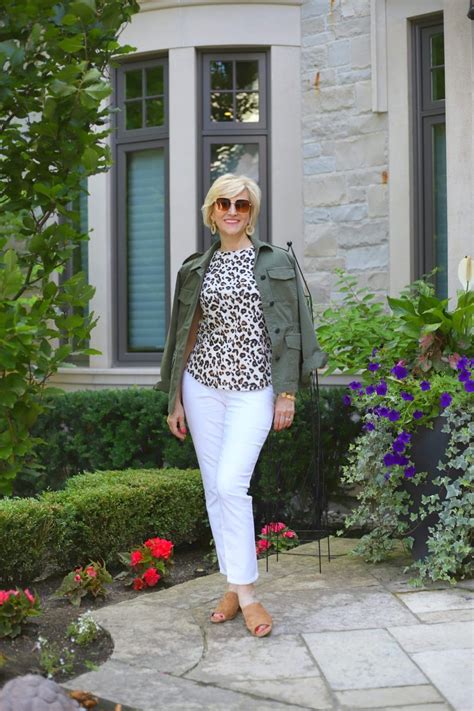 what to wear with white jeans in early fall casual work outfits women