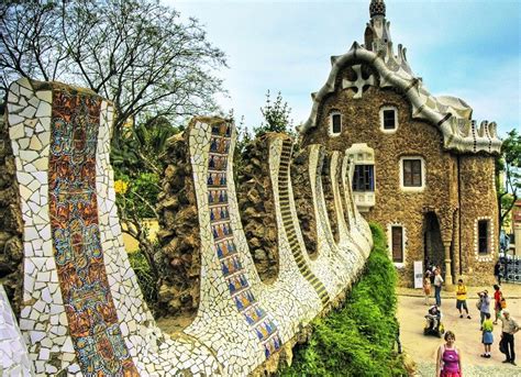 barcelonas top    attractions travelling buzz